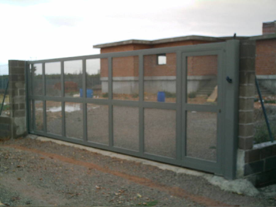 Puerta Corredera y Lateral Peatonal