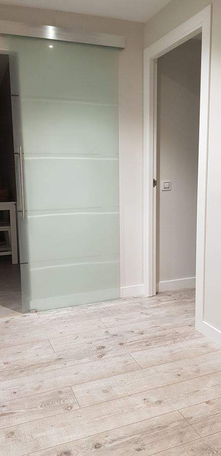 Puerta cristal cocina y tarima