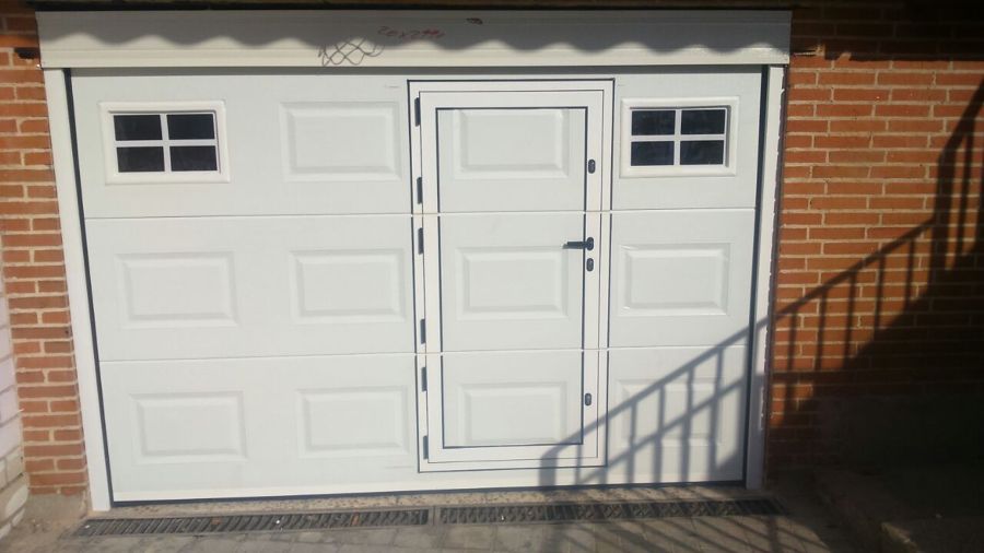 Puerta cuarteron con visores y peatonal