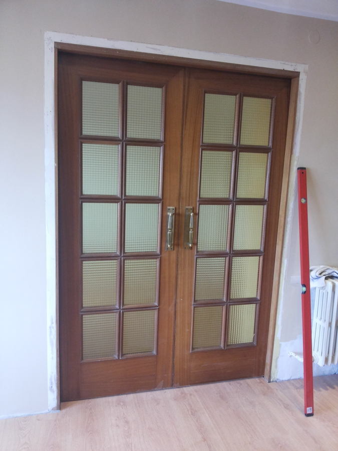 Puerta de acceso a otra habitación sin jambas