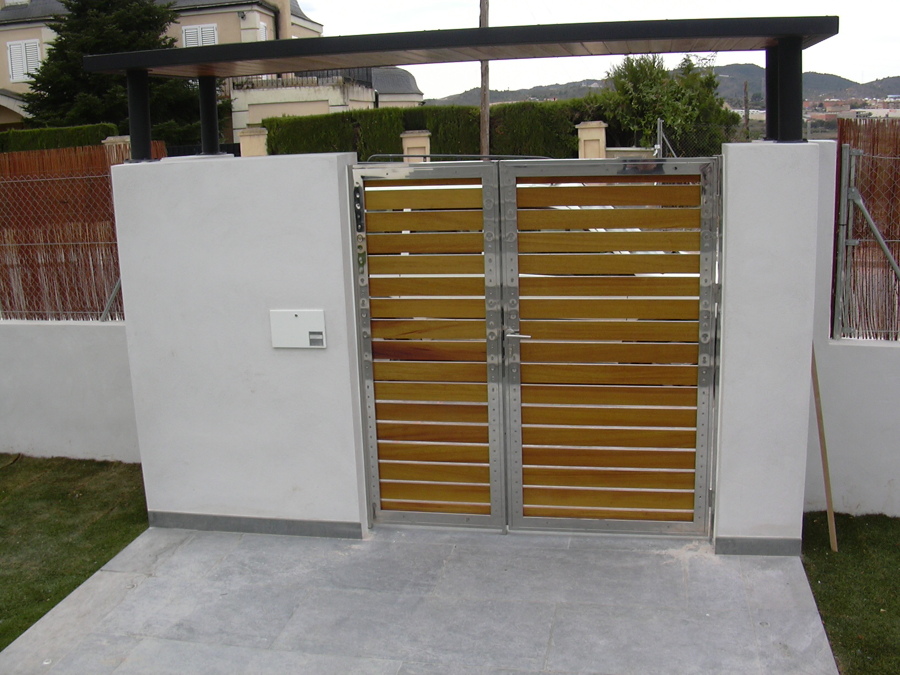 Puerta de acceso a parcela