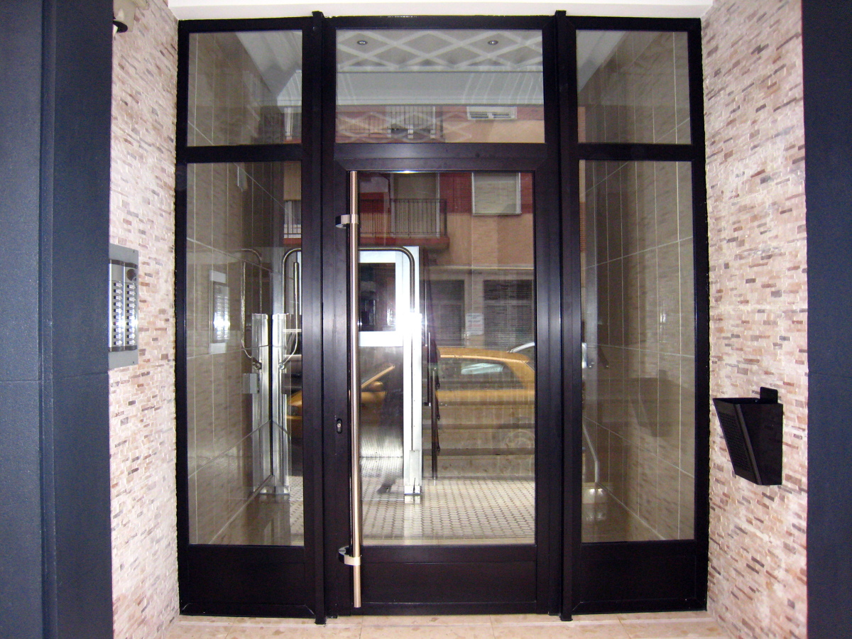 PUERTA DE ACCESO AL PORTAL