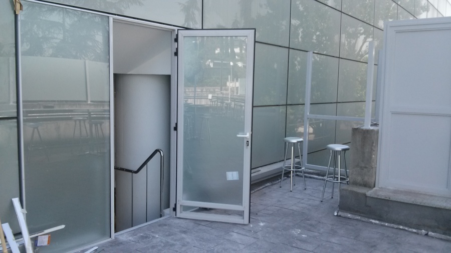 Puerta de acceso principal a la terraza