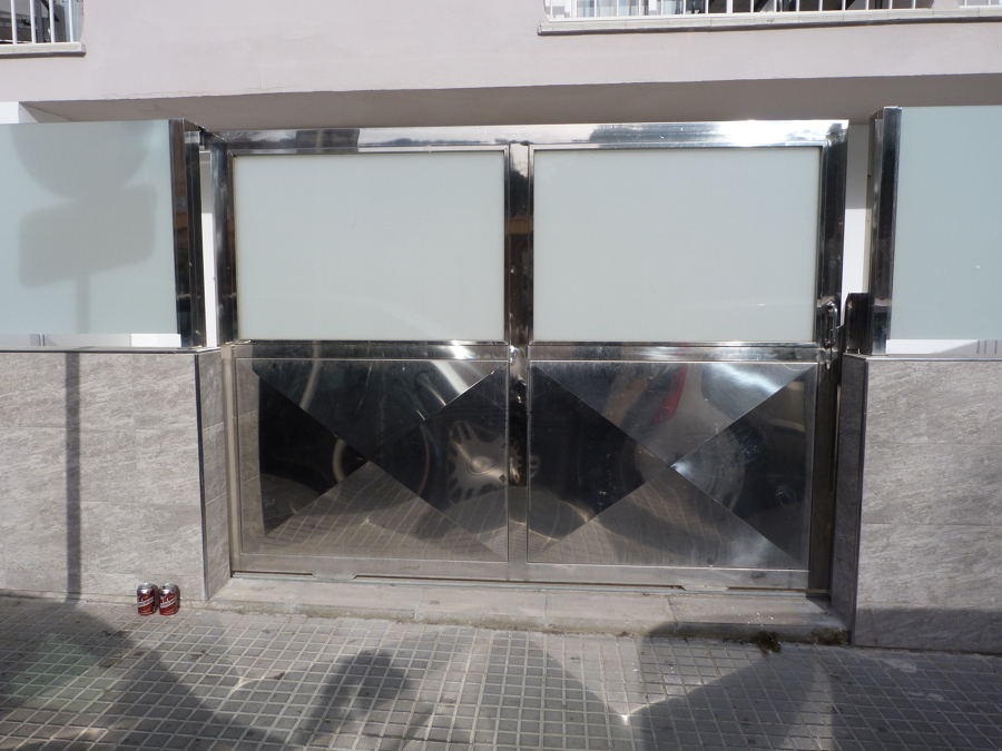 puerta de acero inox marino  y cristal mate