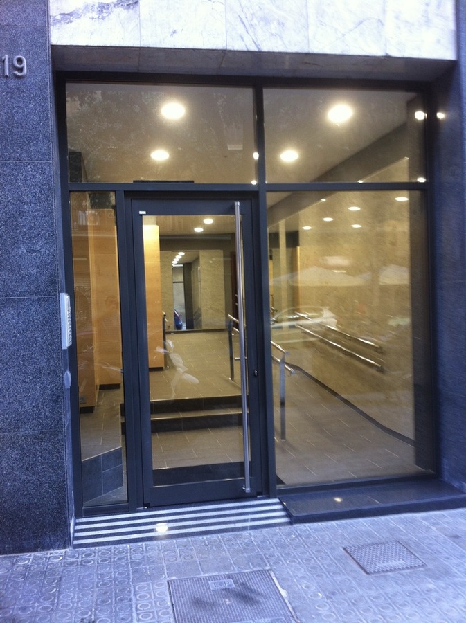 Puerta de aluminio con perfiles Technal