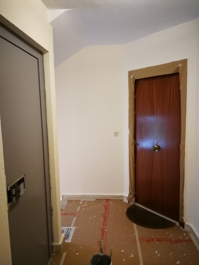 Puerta de ascensor con imprimación, no es acabado