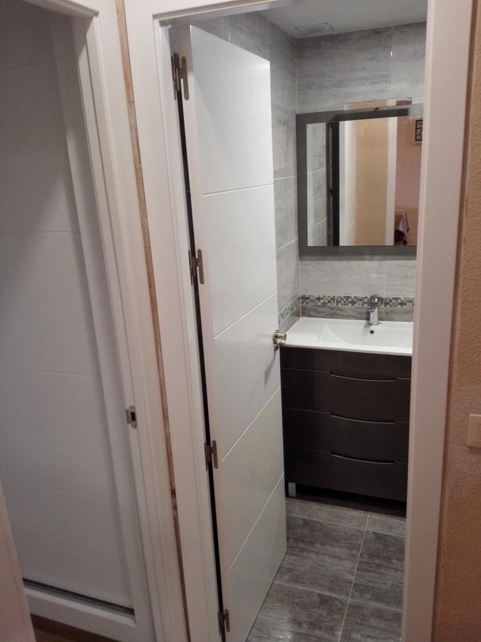 puerta de baño gris