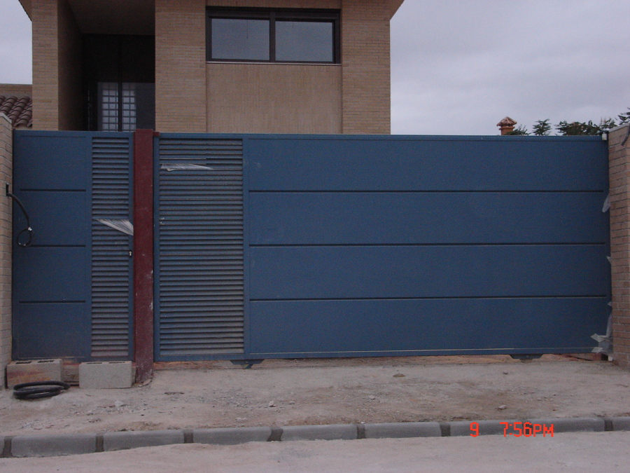 Puerta de chapa plegada con Mallorquina