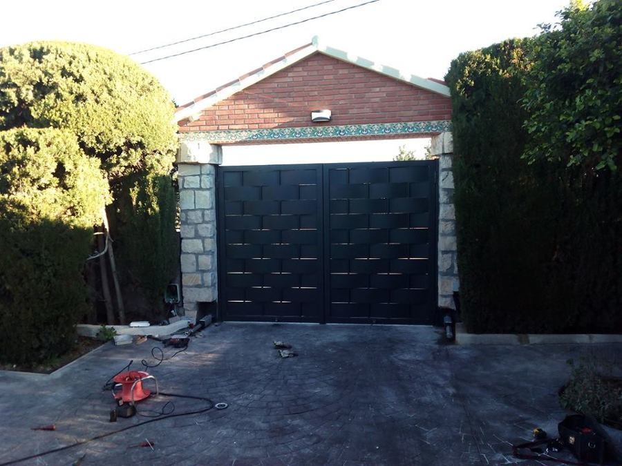 Puerta de dos hojas entrelazadas