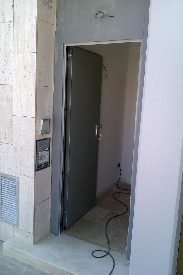 Puerta de entada blindada.