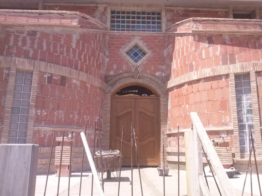 Puerta de entrada con detalles de ladrillo valentin