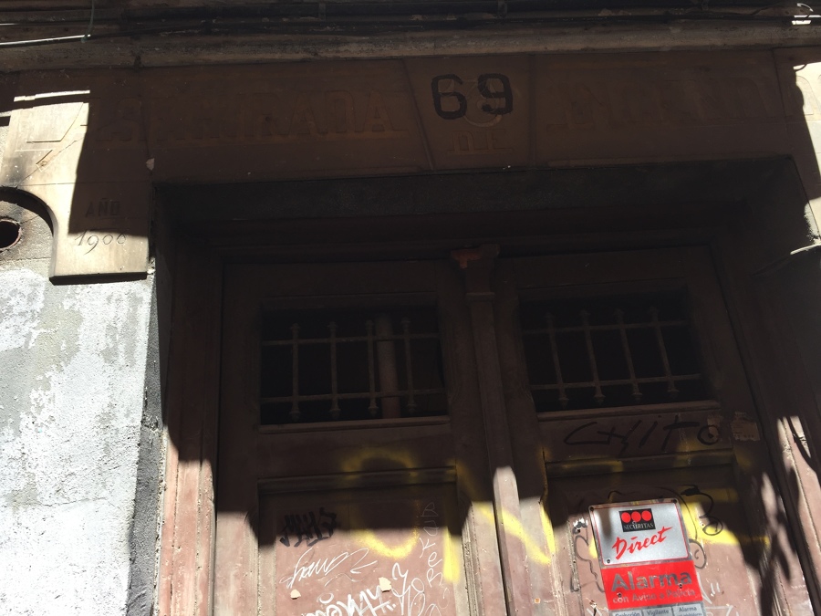 Puerta de entrada con placa del año 1904