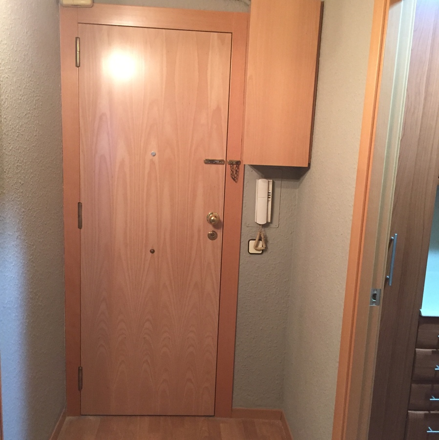 Puerta de entrada de haya con armario contador luz a juego