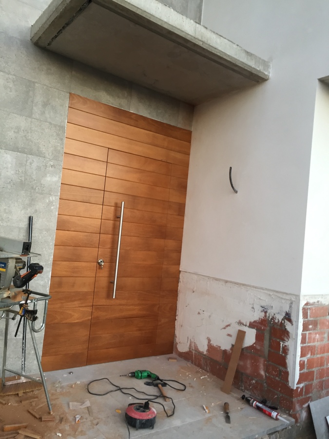 PUERTA DE ENTRADA DE IROKO