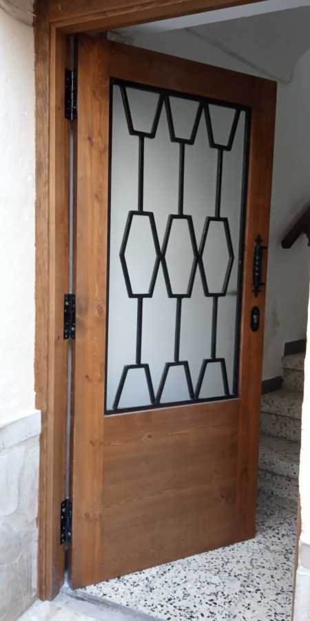 Puerta de entrada de madera de pino flandes con bisagras antipalanca y cerradura de seguridad