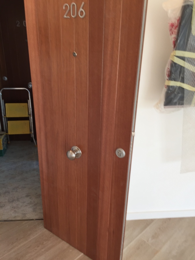 Puerta de entrada de madera de  sapeli con cerradura de 3 puntos