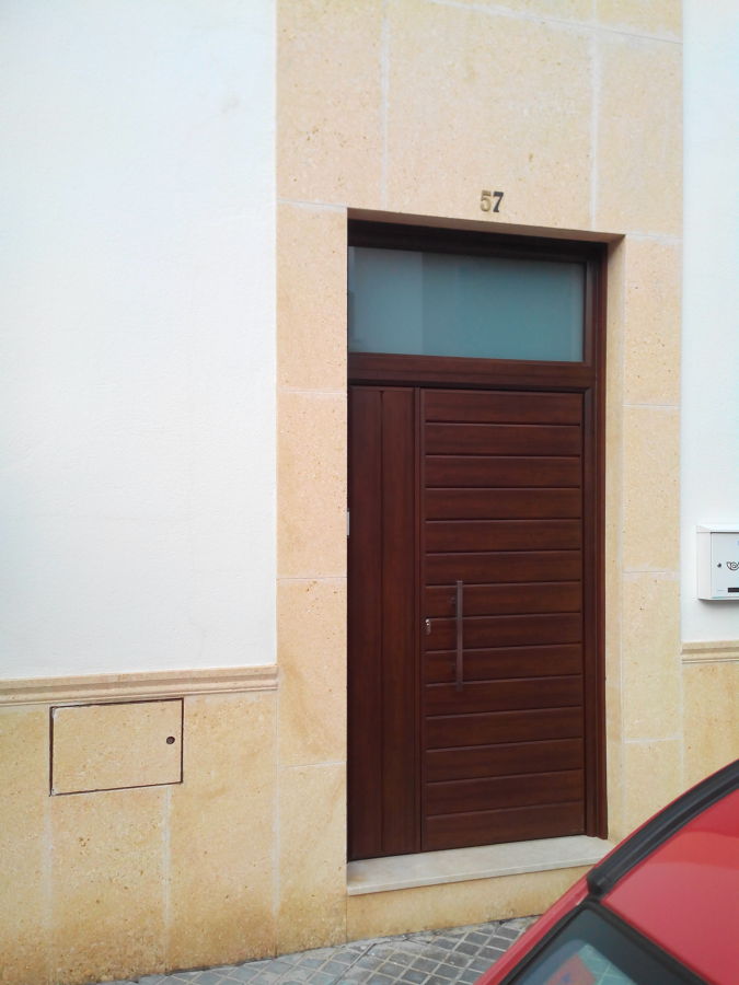 Puerta de entrada en aluminio