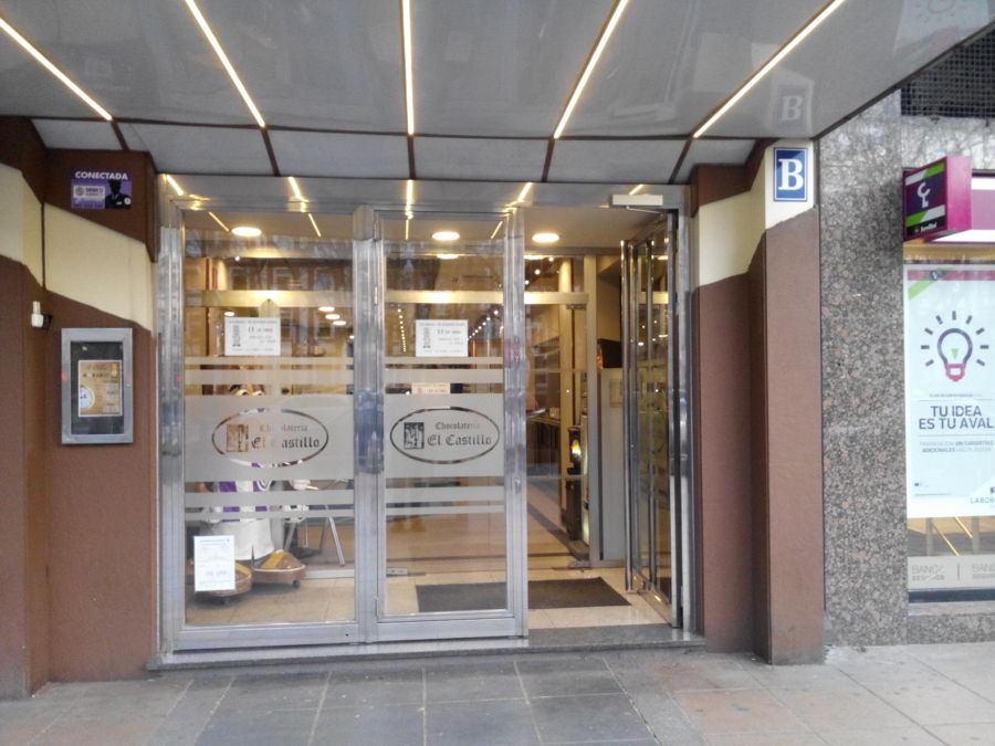 Puerta de entrada en perfiles inoxidables