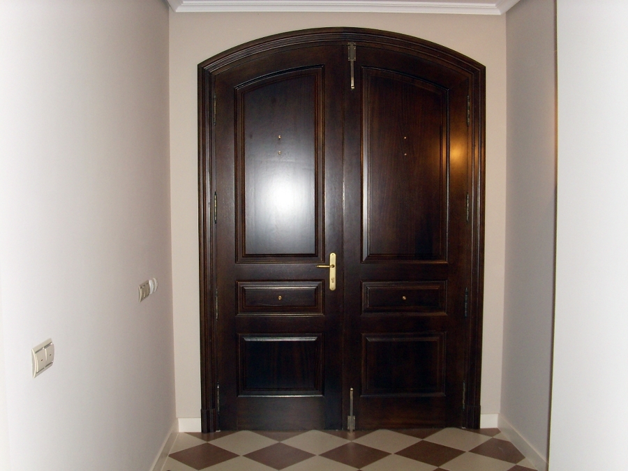 Puerta de entrada nogal