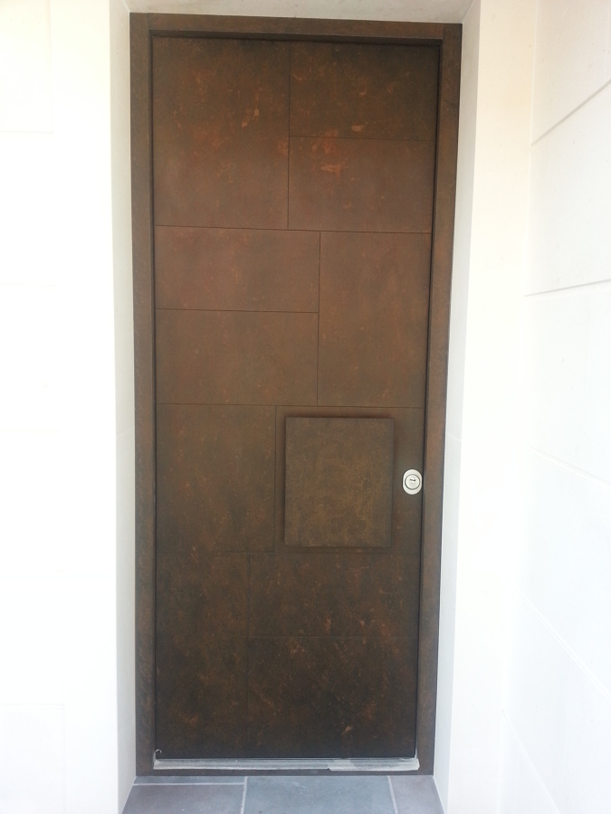 Puerta de entrada por cara exterior