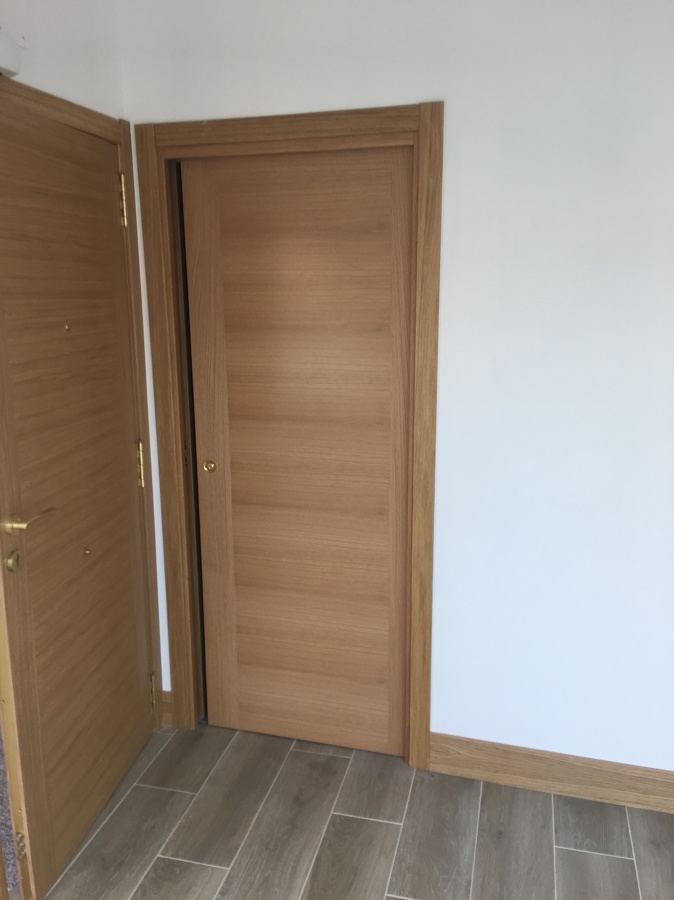 PUERTA DE ENTRADA Y CORREDERA EN BAÑO