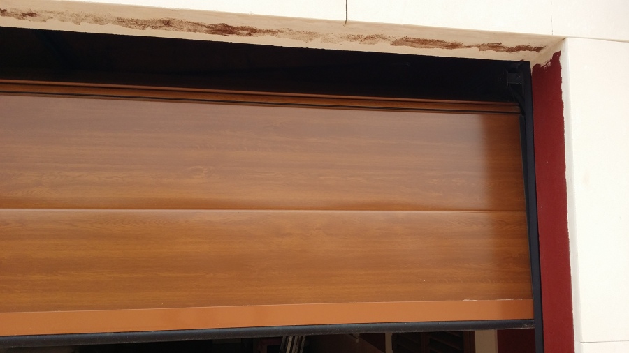 Puerta de garage imitación madera