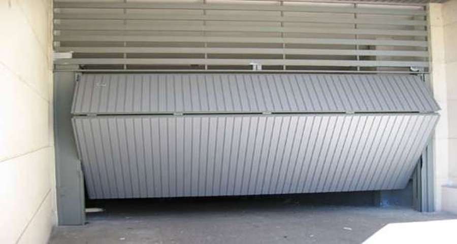 Puerta de garaje basculante.