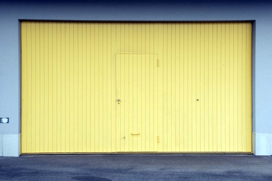 puerta de garaje de aluminio amarilla