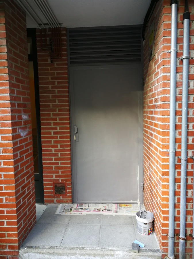 Puerta de garaje también con imprimación no esta acabado