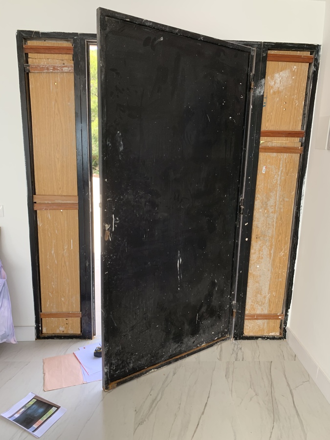 Puerta de hierro antes de la obra