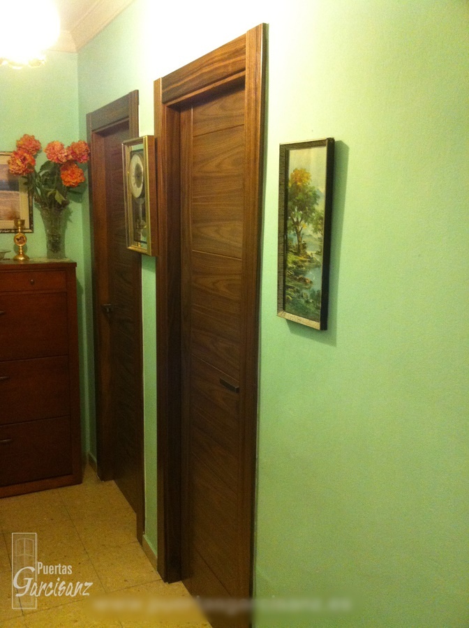 Puerta de interior en chapa de nogal