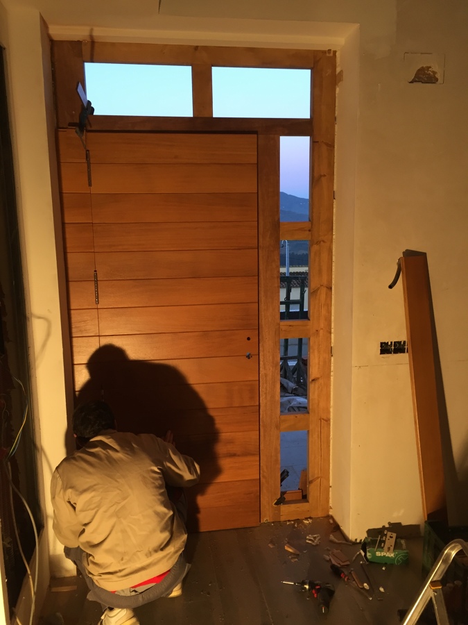 PUERTA DE IROKO PARTE INTERIOR EN PLENA INSTALACION