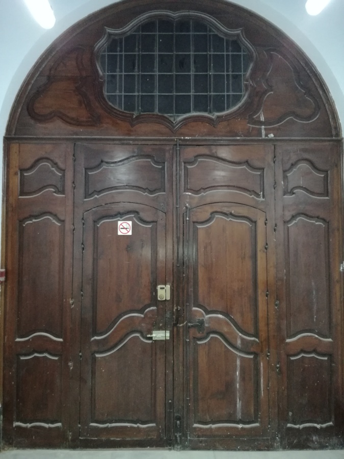 Puerta de Madera con Vidriera (Sucia).