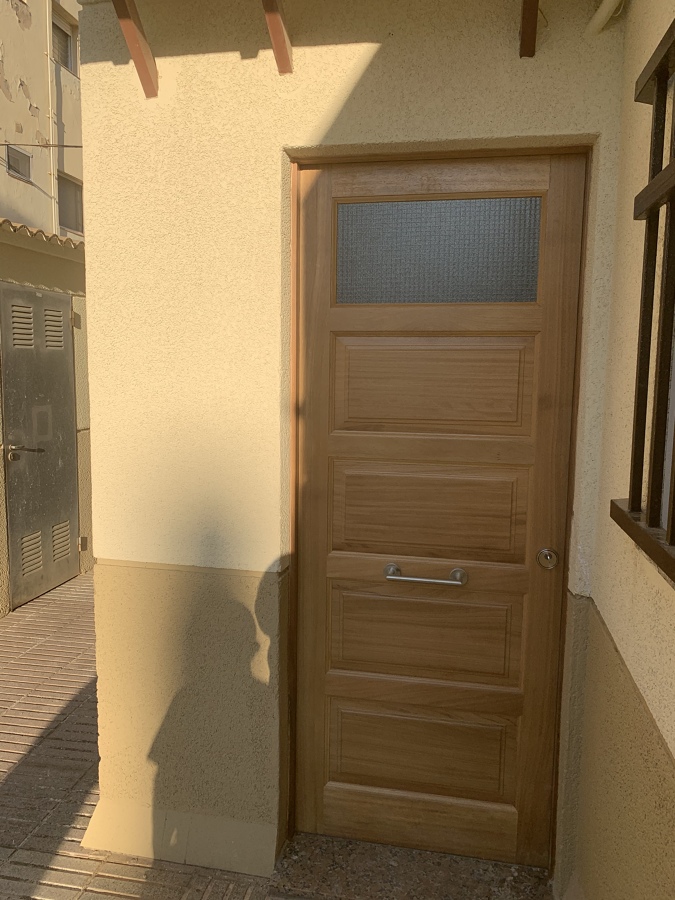 Puerta de madera de iroko, madera muy estable