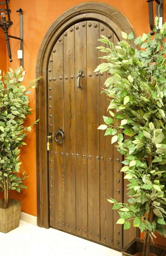 Puerta de madera de medio punto