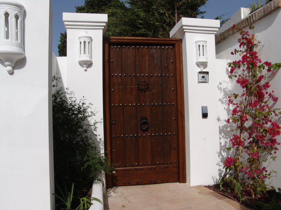Puerta de madera maciza