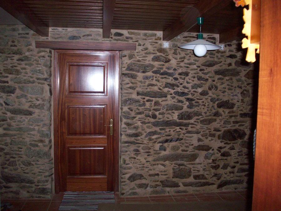 Puerta de madera maciza en vivienda rural