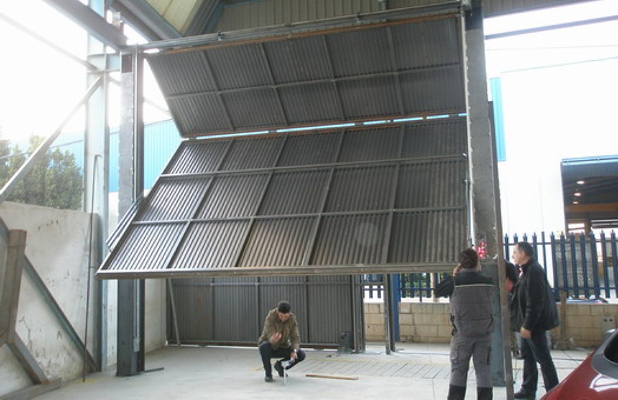 Puerta de nave industrial basculante.
