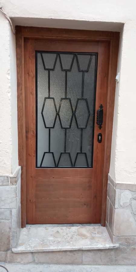 Puerta de pino modelo liso y barnizada color nogal