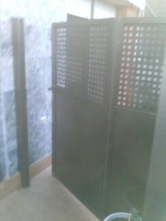 Puerta de separación con chapa perforada