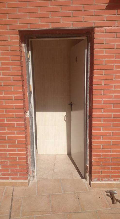 Puerta de servicios sin rematar