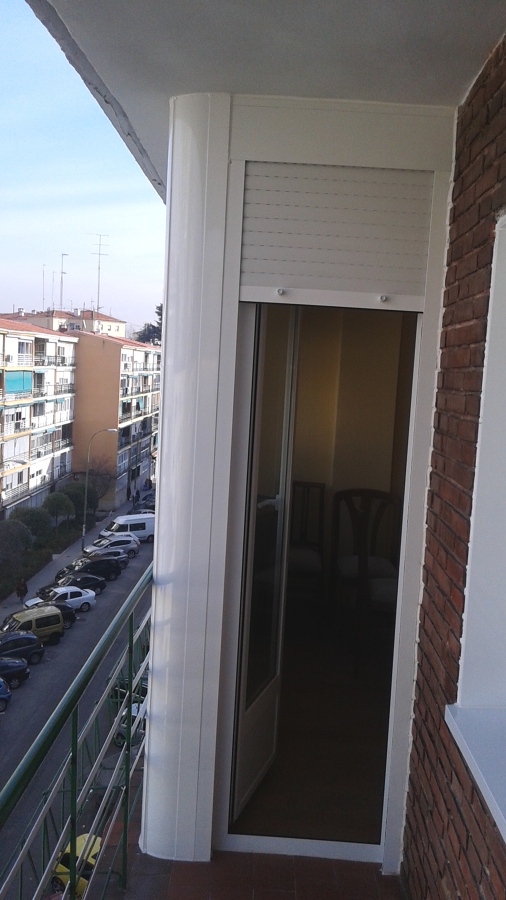 Puerta de terraza con persiana blanco