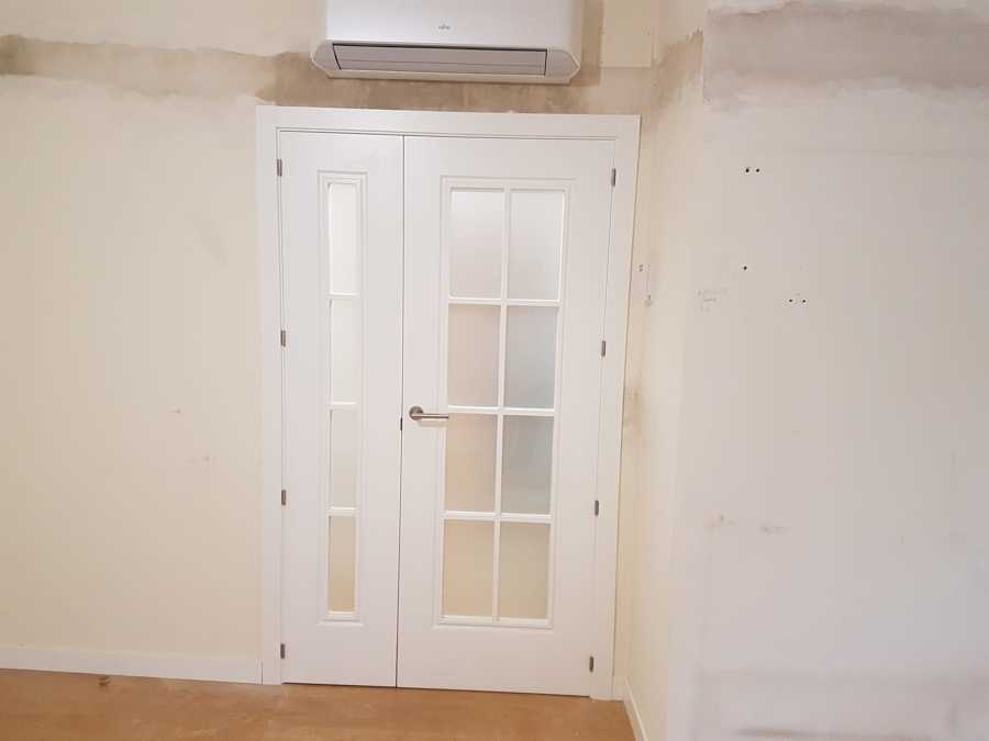 Puerta doble con cristal