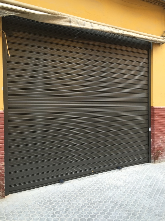 PUERTA ENRROLLABLE LACADA