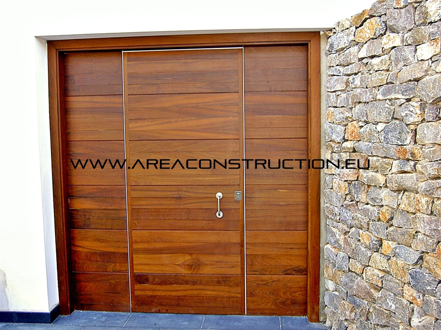 Puerta entrada casa de madera maciza