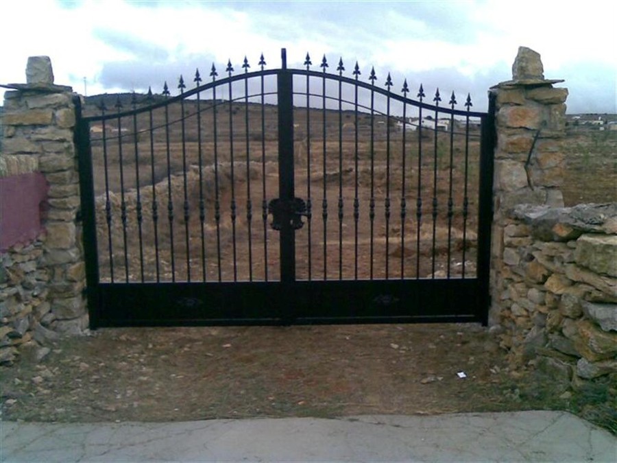 Puerta entrada finca con forja artística y chapa.