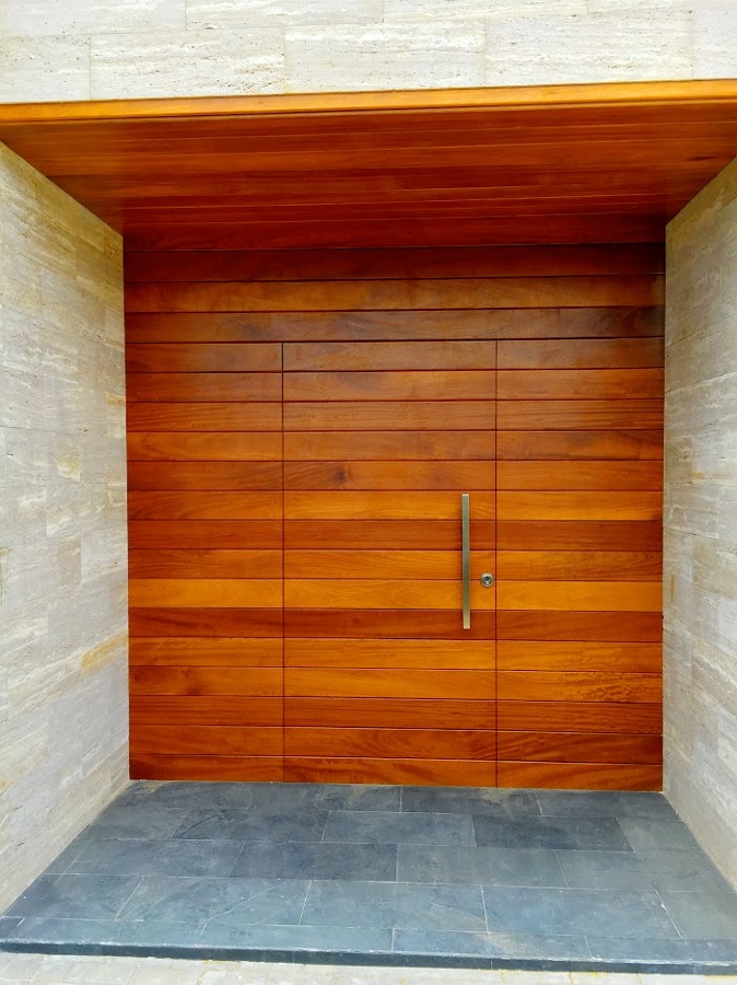 Puerta entrada madera tropical