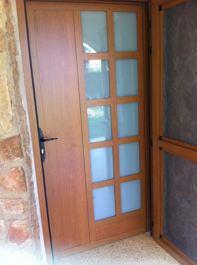 puerta entrada vivienda de aluminio y cristal, con puerta con mosquitera