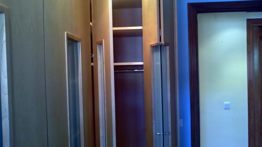 puerta esquinera habatible