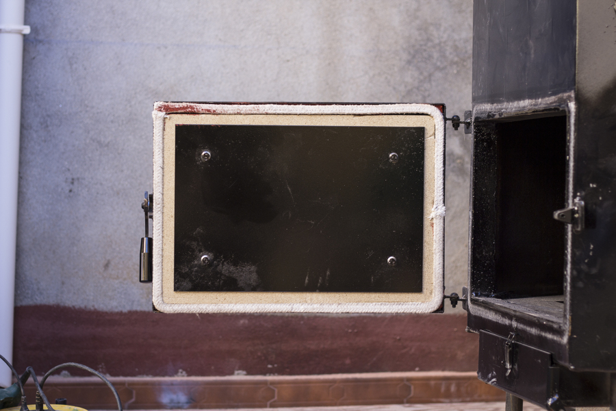 Puerta exterior de acceso a la cámara de combustión.